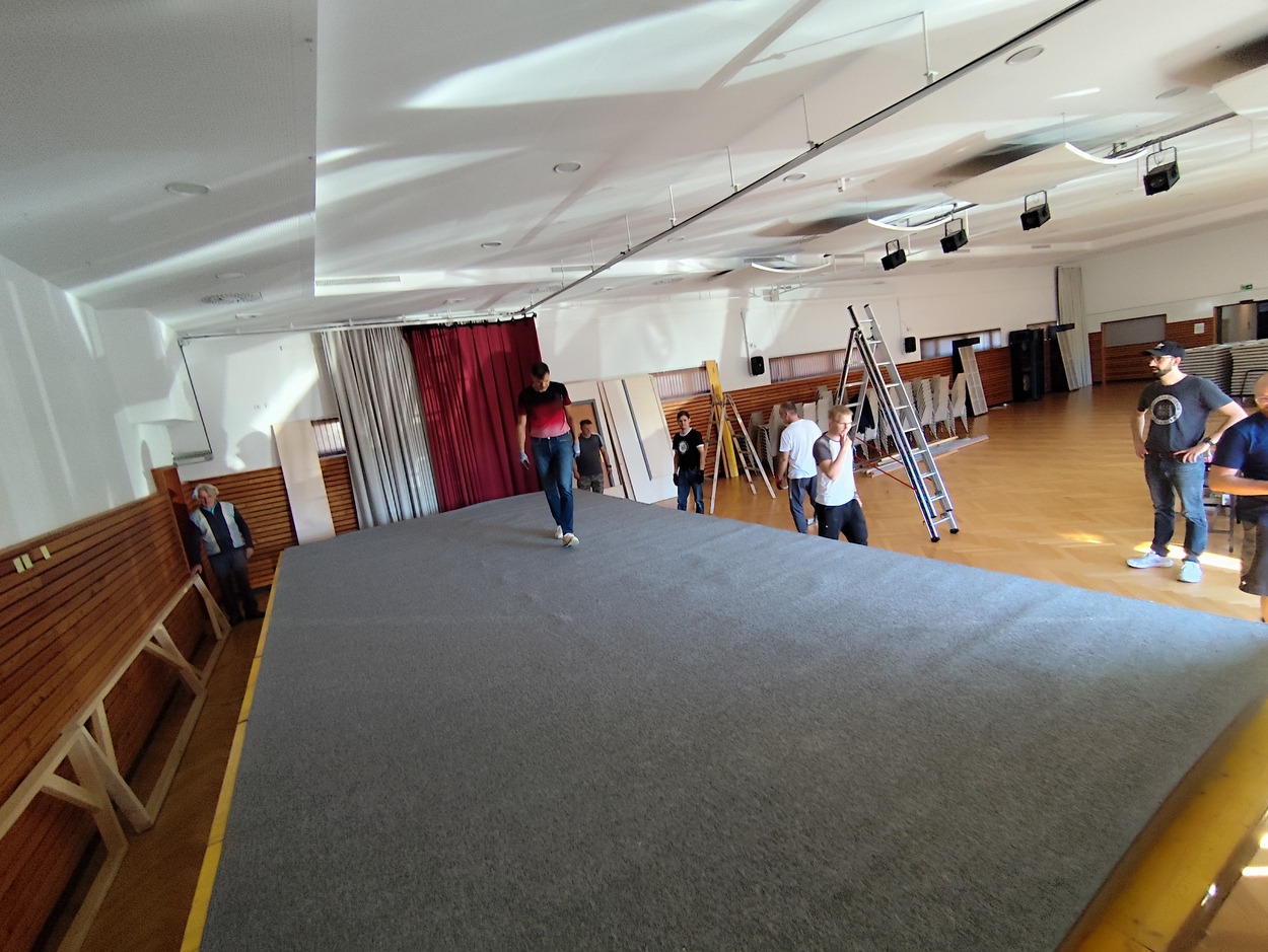 Die Theaterbühne steht!